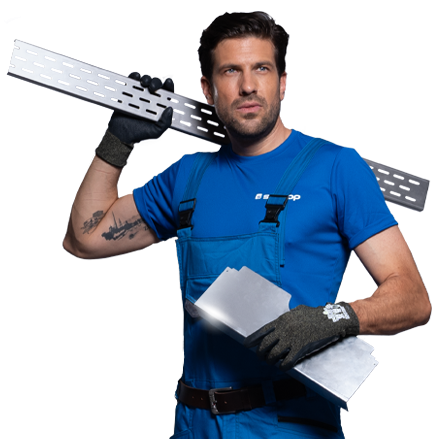 Mitarbeiter von Schoop AG im Aargau trägt Blechprofile für Dach- und Solarinstallationen in Arbeitskleidung